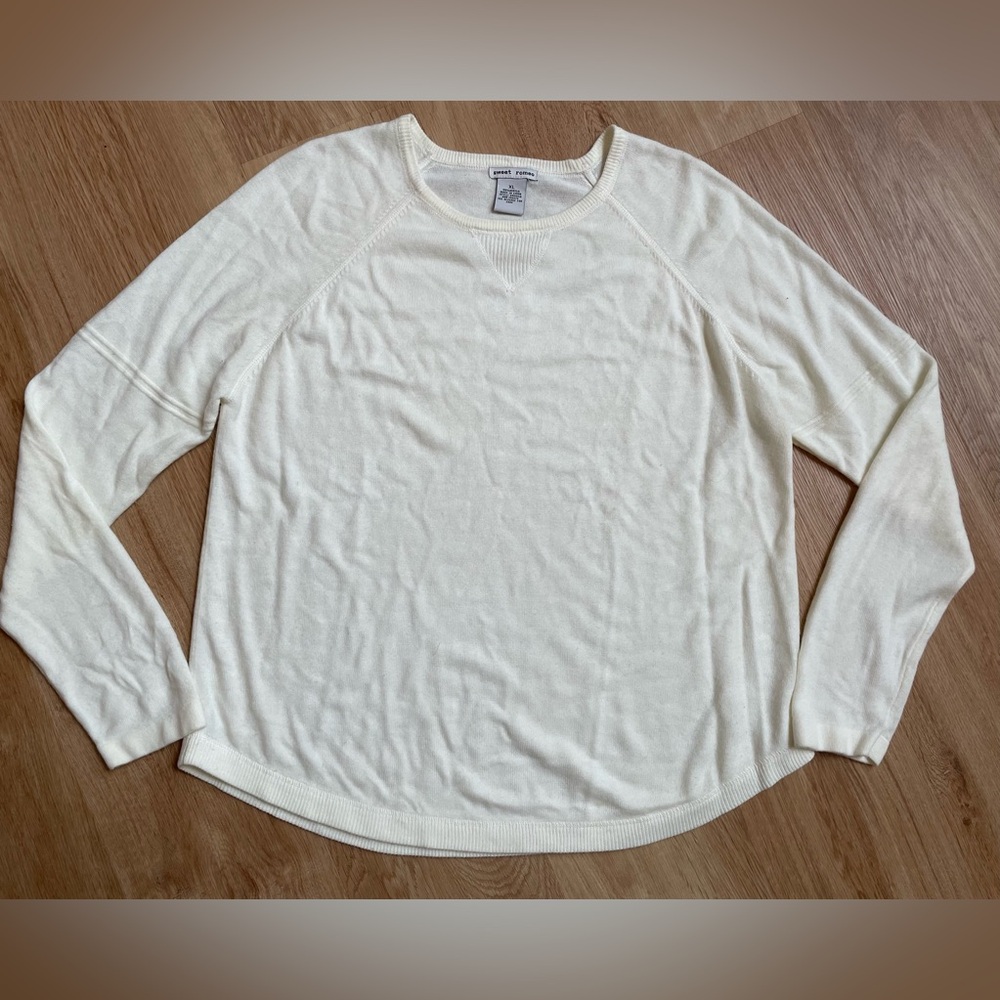 Classic cream crewneck sweater XL Sweet Romeo